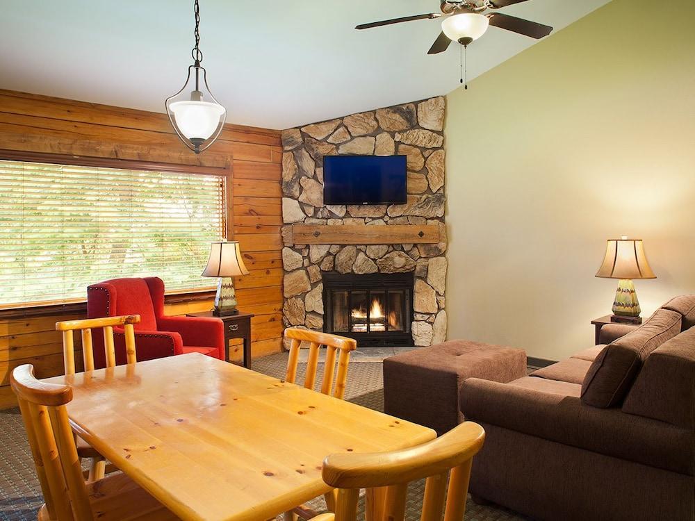 Bluegreen Vacations Christmas Mountain Village, An Ascend Wisconsin Dells