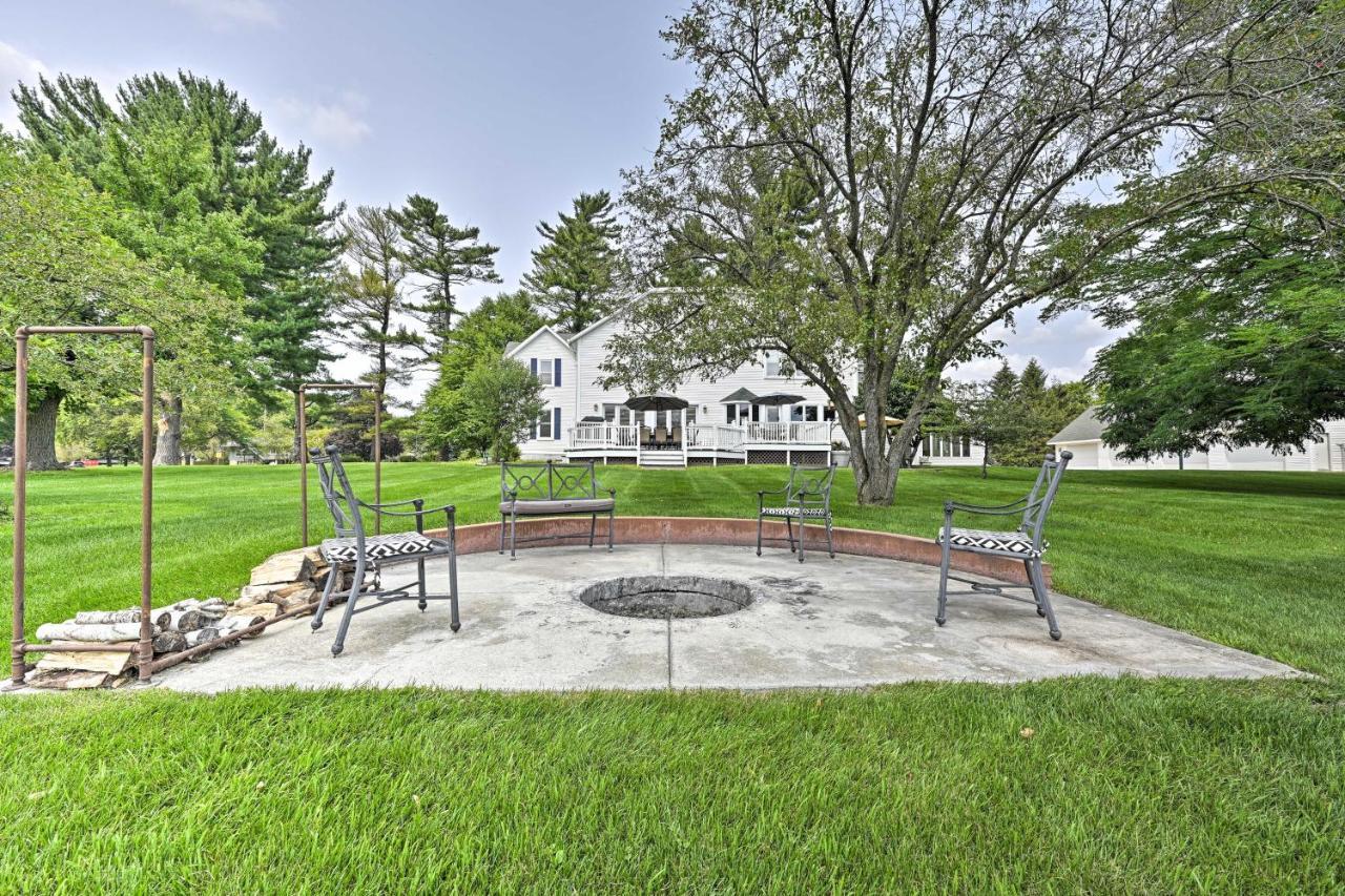 Large With Indoor Basketball Court And Game Room! Holiday home Wisconsin Dells