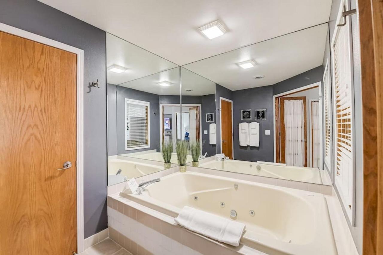 Lakefront Luxury For Families Or Couples * Wisconsin Dells