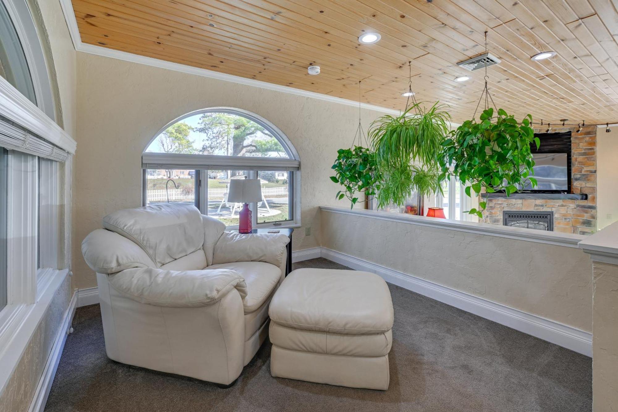 Large With Indoor Basketball Court And Game Room! Holiday home Wisconsin Dells