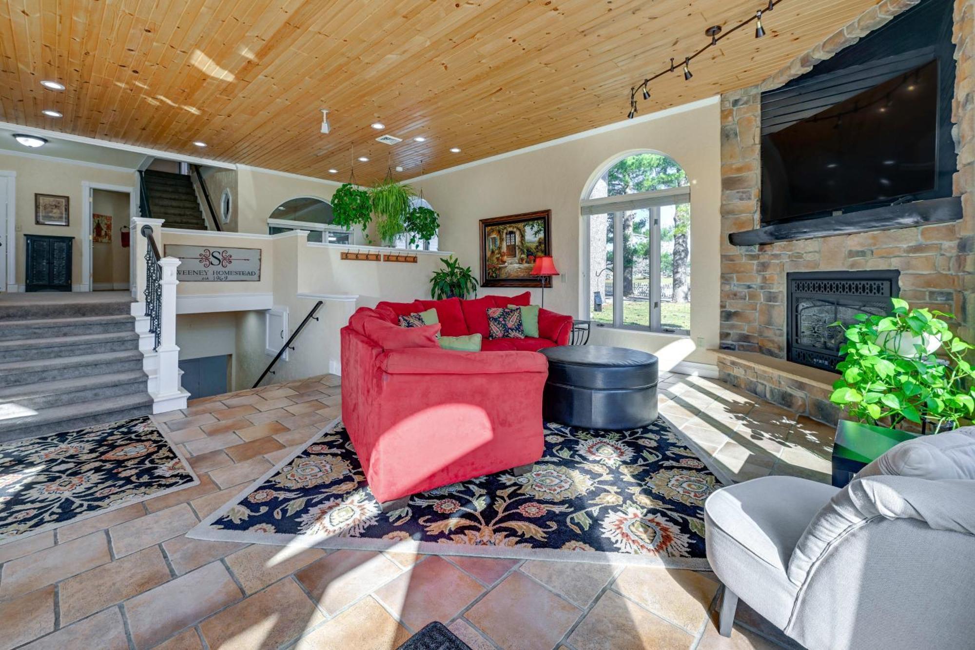 Large With Indoor Basketball Court And Game Room! Holiday home *