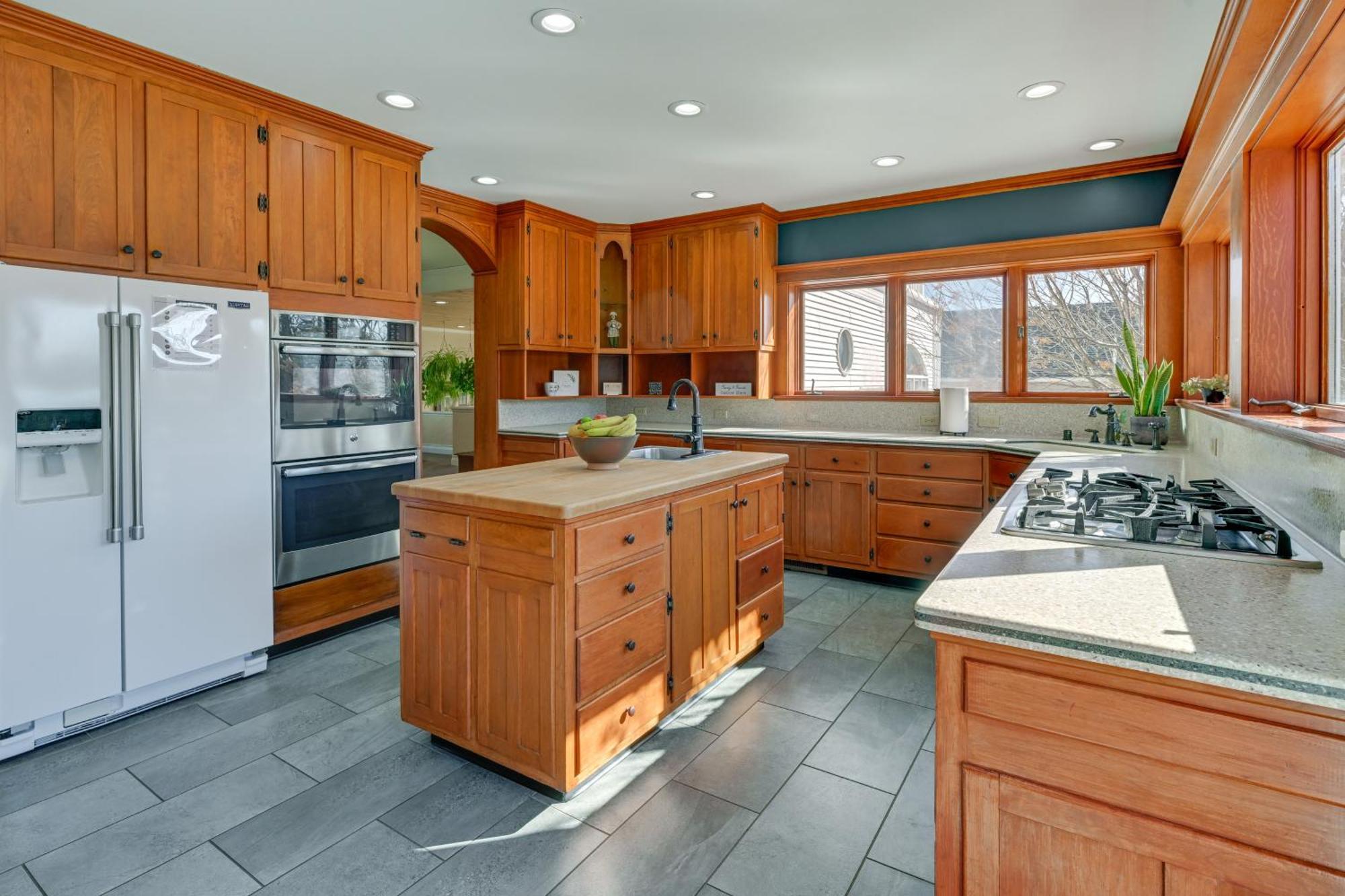 Large With Indoor Basketball Court And Game Room! Holiday home