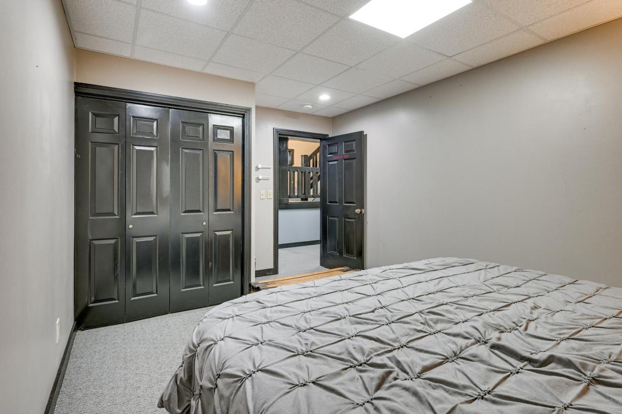 Large With Indoor Basketball Court And Game Room! * Wisconsin Dells