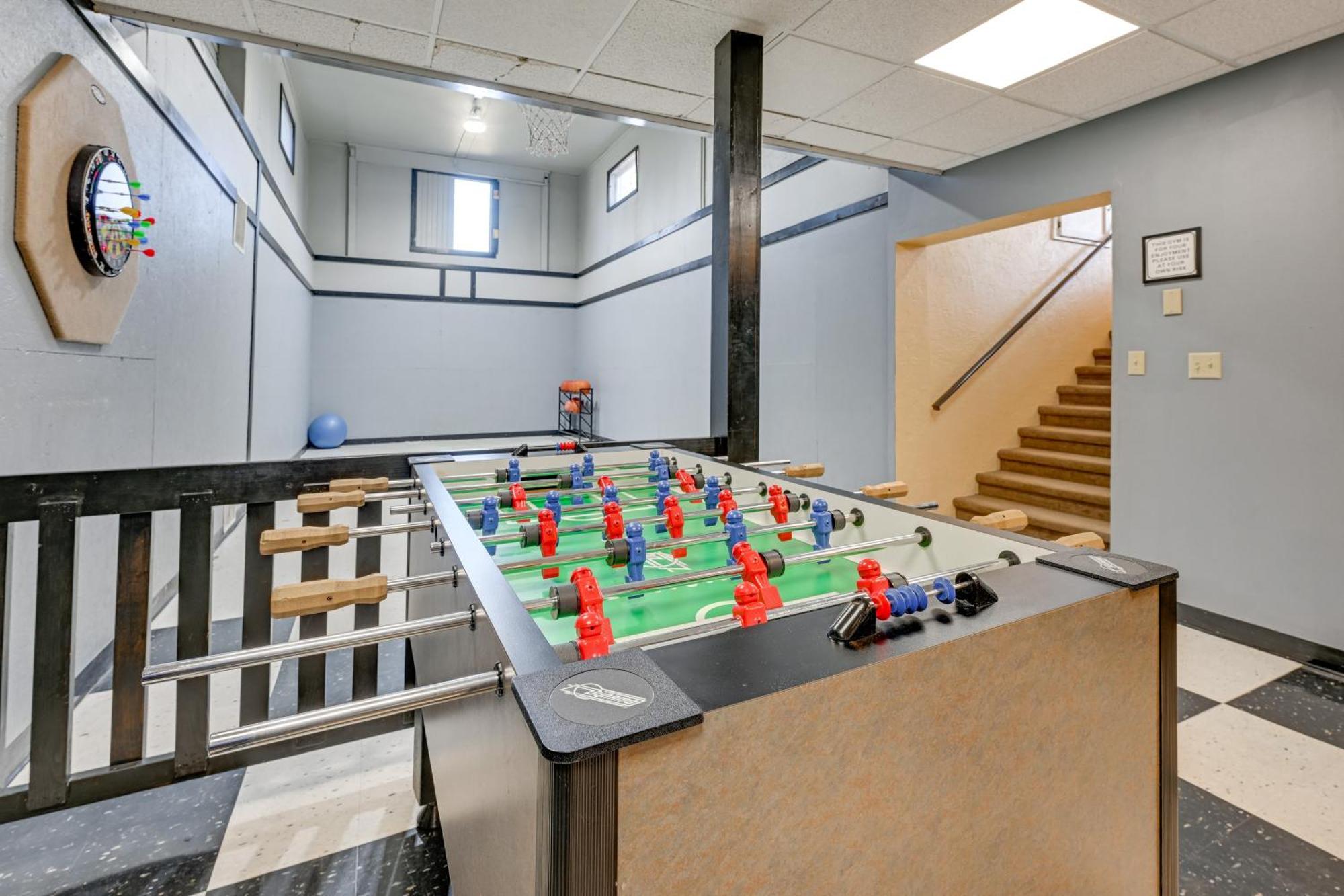 Holiday home Large With Indoor Basketball Court And Game Room!