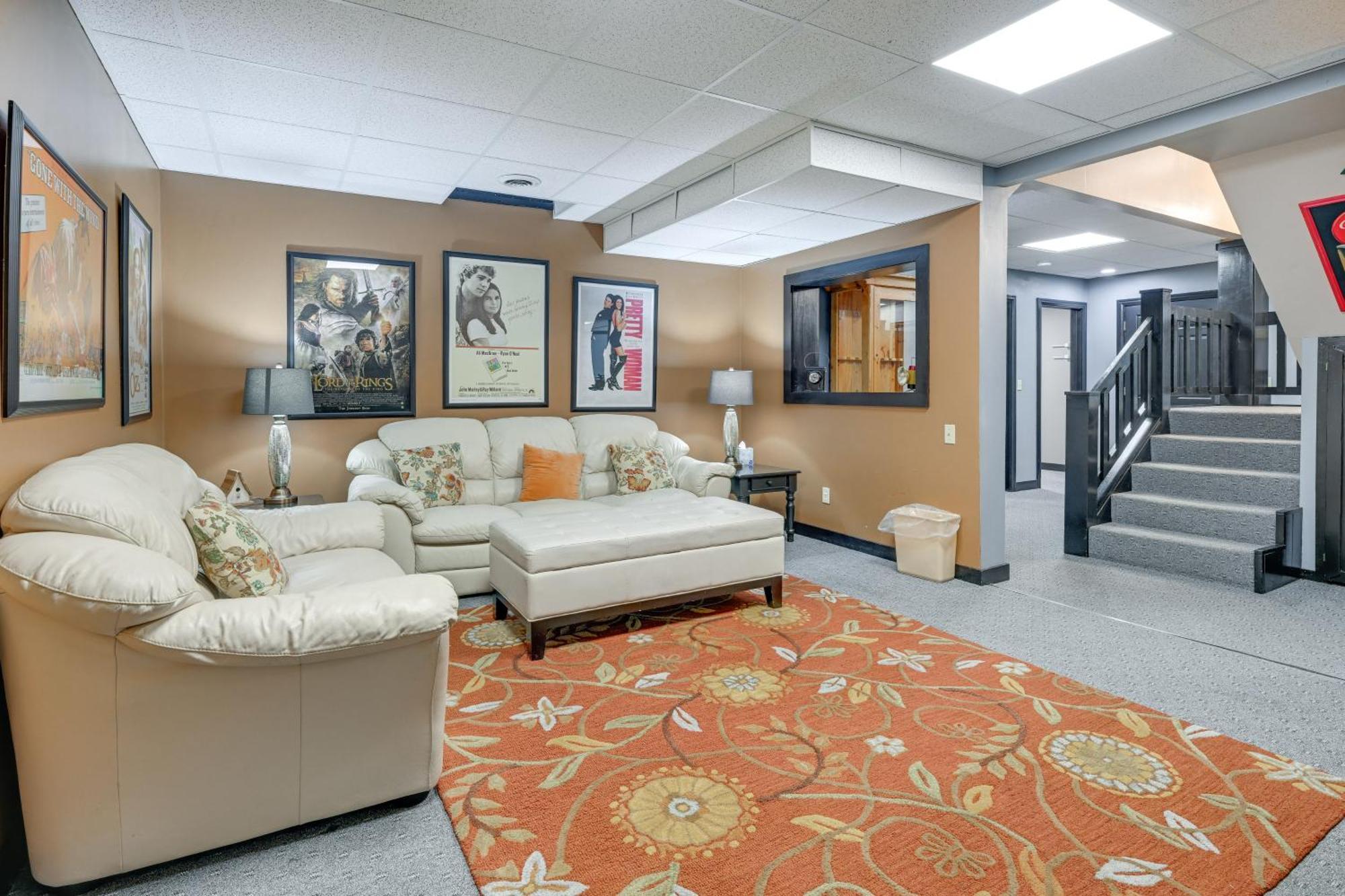 Large With Indoor Basketball Court And Game Room! Holiday home Wisconsin Dells