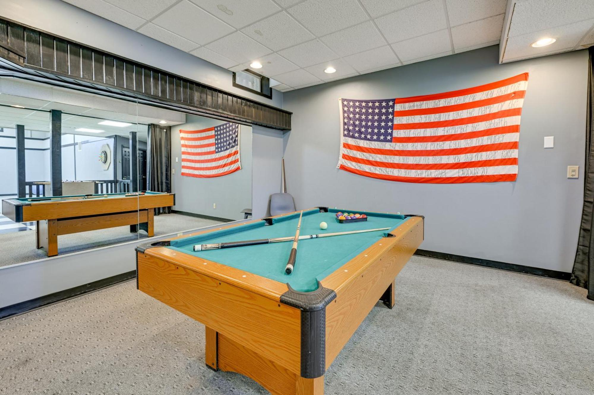 Large With Indoor Basketball Court And Game Room! *