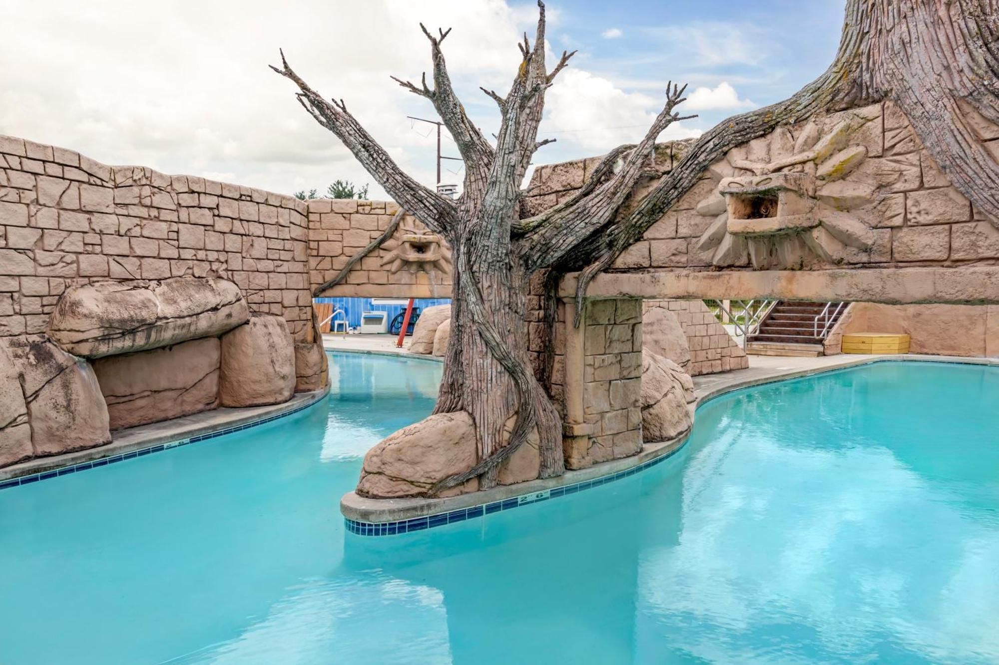 Polynesian & Resort Wisconsin Dells