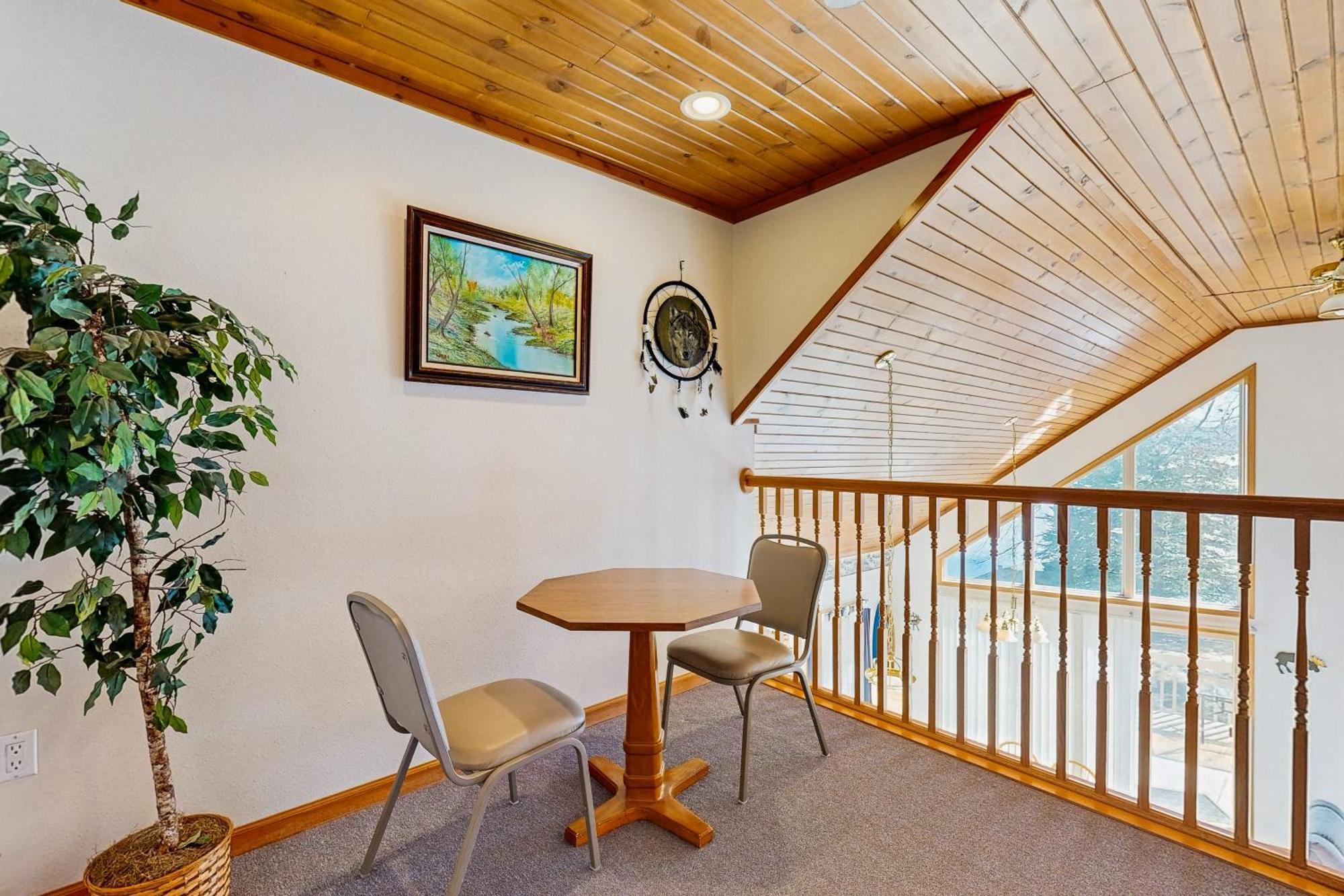 Apartment Thunderbird *